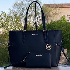 NWT Michael Kors Gilly Lg Drawstring Tote & Wallet